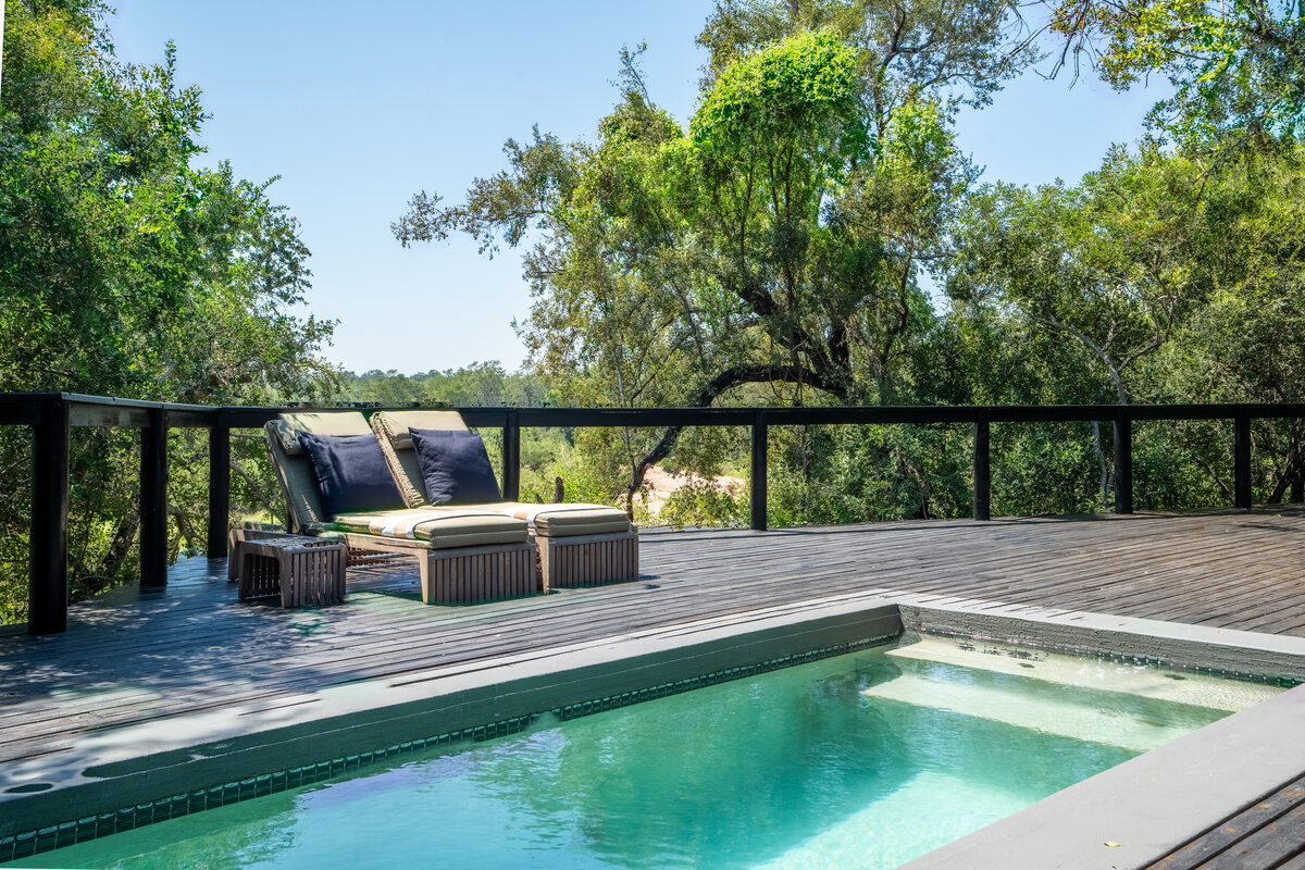 Kierie Klapper suite bedroom deck and pool