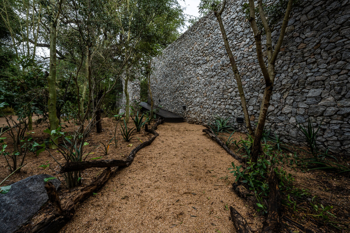 The outside of the Silvan Safari Ansellia Spa in the leadwood forest