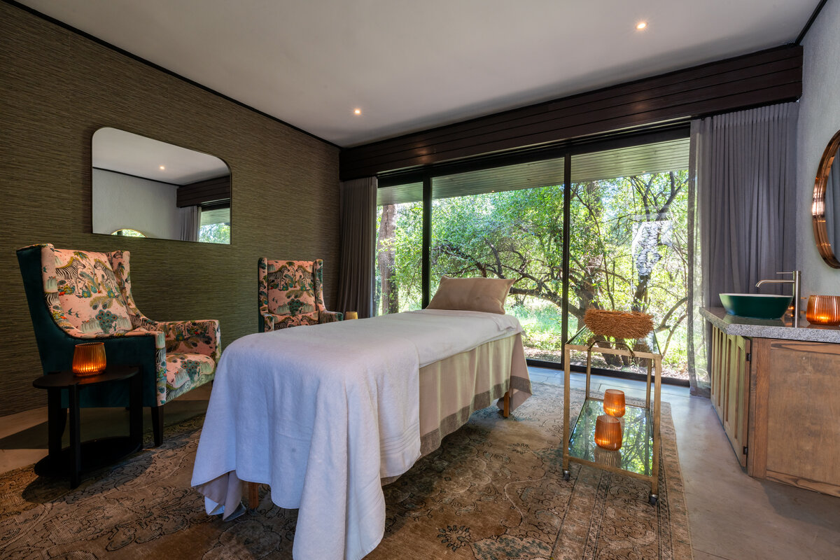 Floor to ceiling windows in the Silvan Safari Ansellia Spa